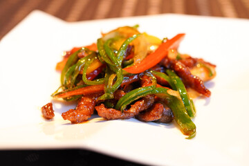 本格中華料理のレストランで食べる青椒肉絲のクローズアッ