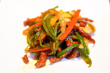 本格中華料理のレストランで食べる青椒肉絲のクローズアップ