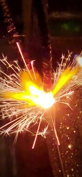 Bengala, estrellitas, festejo, fuegos artificiales - vela cumplea&ntilde;os. Vertical