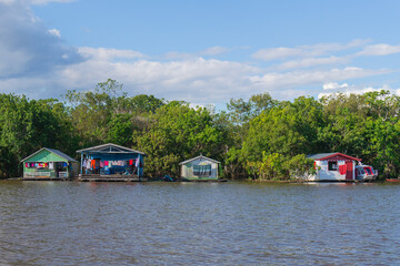 Comunidade ribeirinha / casas flutuantes próximo a Manaus, Amazonas - Amazônia brasileira