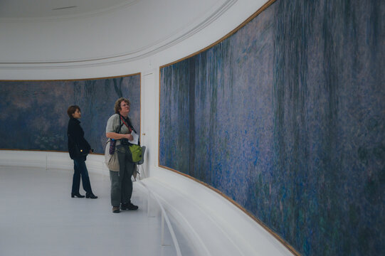 Two ladies observing a french painting in a Paris museum