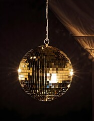 Nuit &eacute;tincelante avec boule &agrave; facette d'or
