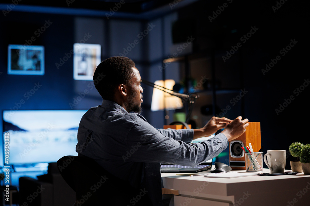 Aufkleber young man writing sticky notes reminders while studying business administration and management, tryi