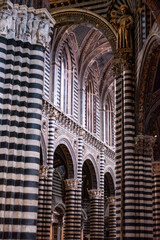 Fototapeta premium SIENA, ITALY - SEPTEMBER 23, 2023 - Busts of popes decorating the nave of the Siena cathedral