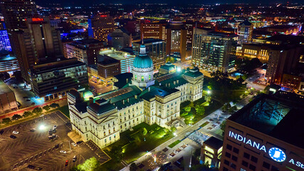 Obraz premium Aerial Nighttime View of Indianapolis Courthouse and Cityscape