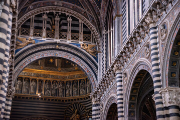 Obraz premium SIENA, ITALY - SEPTEMBER 23, 2023 - Great medieval architecture of the Siena cathedral's nave