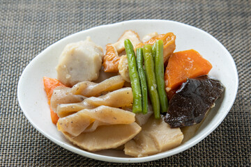 野菜とこんにゃく等の煮物。
