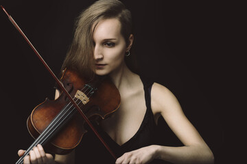 Silent dialogue between artist and her violin