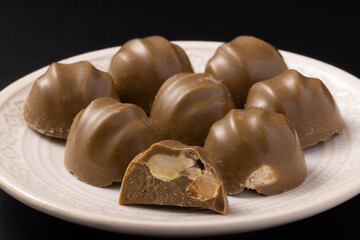 マカデミアナッツ　チョコレート（ほうじ茶ラテ味）