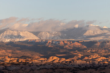 Naklejka premium landscape with mountain range in the horizon at sunset