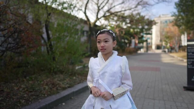 韓国ソウルの景福宮でチマチョゴリを着た韓国人の女の子がいるスローモーション映像  Slow-motion video of a Korean girl wearing Chimachogori at Gyeongbokgung Palace in Seoul, South Korea