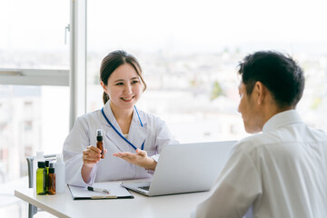 医薬品を勧める医師・医者と患者の中高年男性（服薬指導・薄毛治療・AGA・薬剤）
