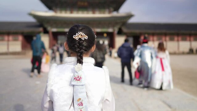 韓国ソウルの景福宮でチマチョゴリを着た韓国人の女の子がいるスローモーション映像  Slow-motion video of a Korean girl wearing Chimachogori at Gyeongbokgung Palace in Seoul, South Korea