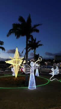 Imagem a&eacute;rea de drone da cidade de Guarapari a noite, praia do morro e prainha de muqui&ccedil;aba iluminadas. Decora&ccedil;&atilde;o de natal e festas de final de ano.