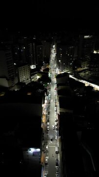 Imagem a&eacute;rea de drone da cidade de Guarapari a noite, praia do morro e prainha de muqui&ccedil;aba iluminadas. Decora&ccedil;&atilde;o de natal e festas de final de ano.