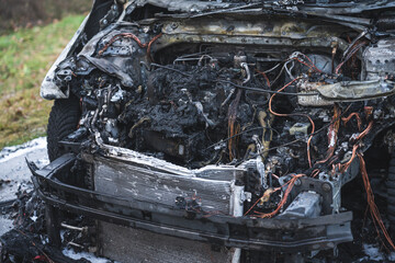 Ein ausgebranntes Auto nach einem Verkehrsunfall auf der A9 im Saale-Orla-Kreis...Die Fahrerin...
