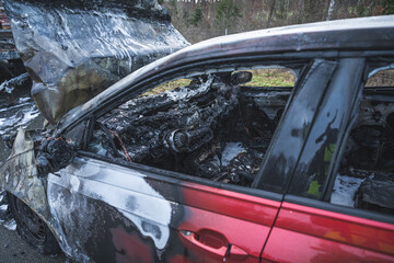 Ein ausgebranntes Auto nach einem Verkehrsunfall auf der A9 im Saale-Orla-Kreis...Die Fahrerin...