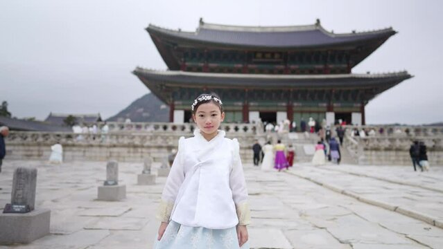 韓国ソウルの景福宮でチマチョゴリを着た韓国人の女の子がいるスローモーション映像  Slow-motion video of a Korean girl wearing Chimachogori at Gyeongbokgung Palace in Seoul, South Korea