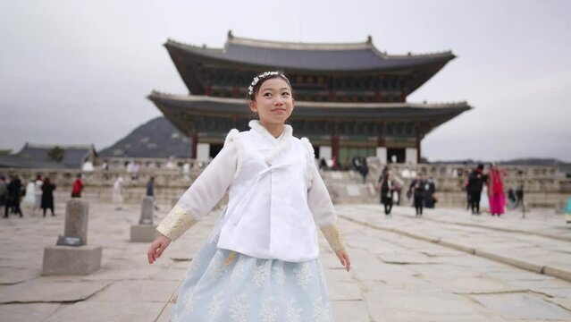 韓国ソウルの景福宮でチマチョゴリを着た韓国人の女の子がいるスローモーション映像  Slow-motion video of a Korean girl wearing Chimachogori at Gyeongbokgung Palace in Seoul, South Korea