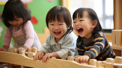 日本の幼稚園児3人が私服で木のおもちゃを使って,笑顔で遊んでいる写真、背景保育ルーム、木育/幼児教育 - obrazy, fototapety, plakaty