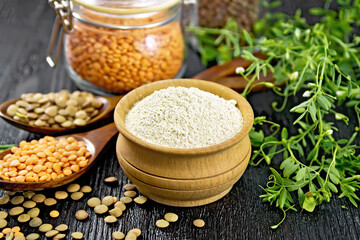 Flour lentil in bowl on wooden board