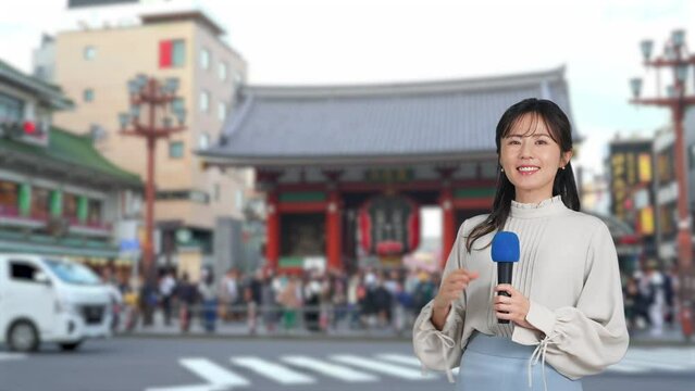 観光地を案内する女性レポーター