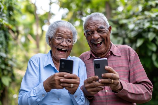 A alegria radiante de um casal de idosos enquanto sorriem, envolvidos em seus smartphones. a imagem traz a importancia da conectividade para os mais velhos