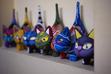 Artesania Mexicana. Gatos de barro, pintados estilo alebrije.