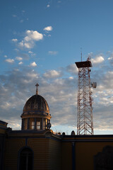 Wallpaper. Cupula de iglesia cristiana con una torre electrica de comunicaciones de fondo, con un...