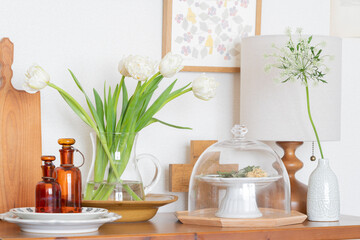 白いチューリップと北欧のインテリア