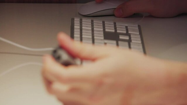 Using a cube fidget when working on computer