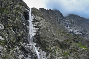 Obraz premium High mountain waterfalls from the Midagrabin glacier