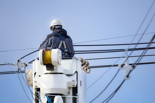 屋外電気工事　送配電電線工事作業　工事中