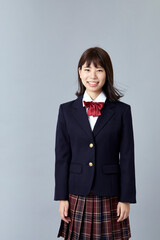 ブレザーの制服を着た女子高校生