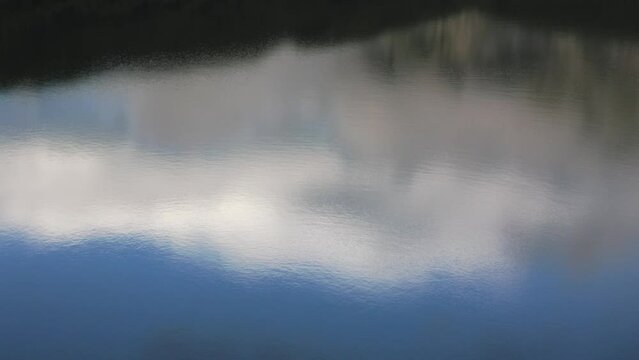 秋の北アルプス【立山と剱岳】ミクリガ池の水面に映る青空と雲　日本の山 富山県