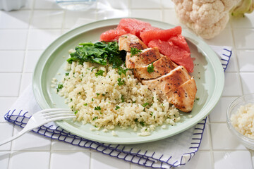 カリフラワーライスと鶏胸肉の低糖質プレート