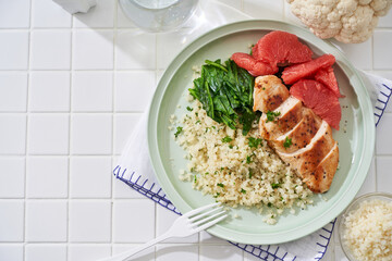 カリフラワーライスと鶏胸肉の低糖質プレート