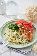 カリフラワーライスと鶏胸肉の低糖質プレート