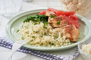 カリフラワーライスと鶏胸肉の低糖質プレート