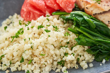 カリフラワーライスと鶏胸肉の低糖質プレート