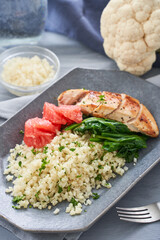 カリフラワーライスと鶏胸肉の低糖質プレート