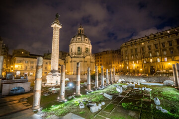 Obraz premium Roman ruins at night in Rome, Italy