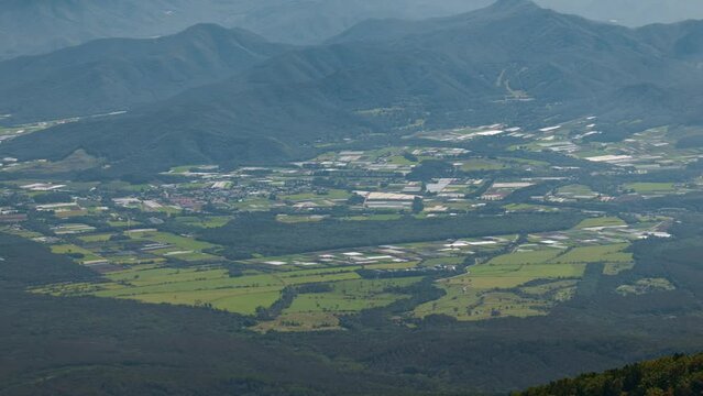 八ヶ岳　赤岳山頂から見下ろす茅野市の街並み　日本の山 長野県