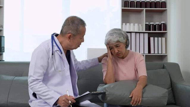 An old doctor consults with an elderly female patient who has severe headaches. She asks about symptoms, performs a health check, plans treatment, medicines, and hospital diagnosis results.