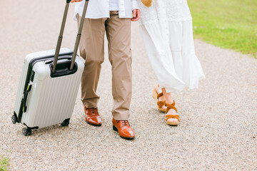 スーツケースを持つ夫婦・新婚旅行
