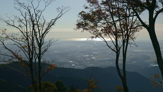 【秋の竜ヶ岳】木々の隙間から四日市の街並み見下ろす 日本の山