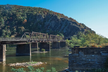 Fototapeta premium 昔の線路の大きな橋と自然の眺め