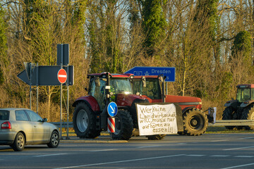 Bei den deutschlandweiten Protesten der Bauern wurden Auffahrten zur Autobahn gesperrt . Ein Traktor mit dem Spruch , Wer keine Landwirtschaft will muß nur aufhören zu essen . - obrazy, fototapety, plakaty