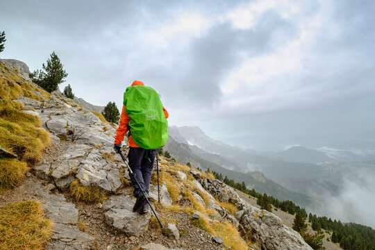 ascendiendo al pas dels Gosolans, collado del Prat d&uml;Aguilo, sierra del Cad&iacute;,  Parque Natural del Cad&iacute;-Moixer&oacute; , cordillera de los Pirineos, Lleida,  Spain