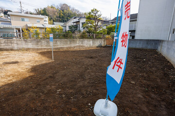売物件の看板と旗のある宅地用の土地